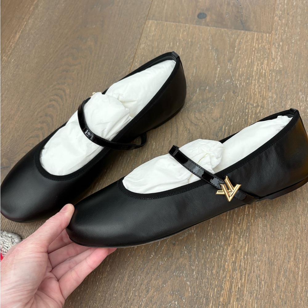 New Louis Vuitton Black Ballet Flats with Gold LV Detail Size 40
